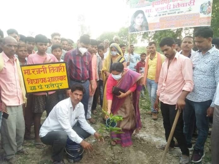 फत्तेपुर में विधायिका रजनी तिवारी ने वृक्षारोपण किया