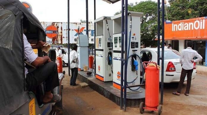 मोदी सरकार ने पेट्रोल पर 5 और डीजल पर 10 रुपए एक्साइज ड्यूटी घटाई