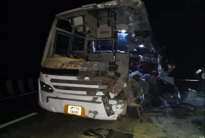 कन्नौज में ट्रक में भिड़ी बरातियों से भरी बस, तीन की मौत और आठ घायल