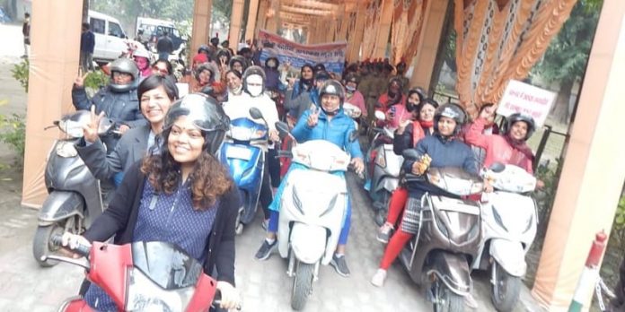 महिलाओं ने स्कूटी रैली निकालकर किया मतदाताओ को जागरूक