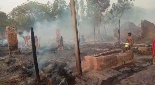 आग में 15 घरों की गृहस्थी राख