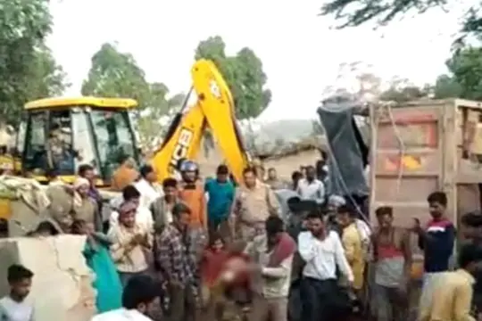 हरदोई :मौरंग से लदा ट्रक पलटा
