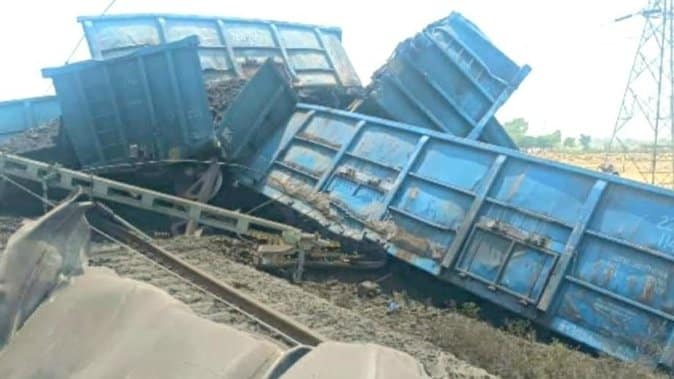 इटावा: भरथना के पास बड़ा ट्रेन हादसा,पलटी कोयला ले जा रही मालगाड़ी