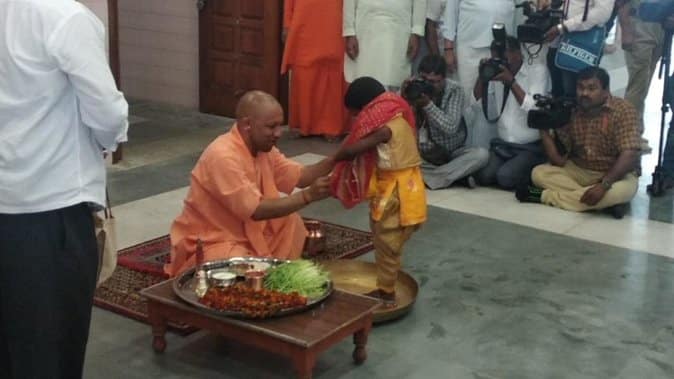 सीएम योगी ने रामनवमी पर कन्याओं को करवाया भोजन, परंपरागत तरीके से की पूजा-अर्चना