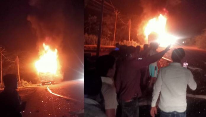 हरदोई: बाइक से टकराने के बस में लगी आग, एक की मौत