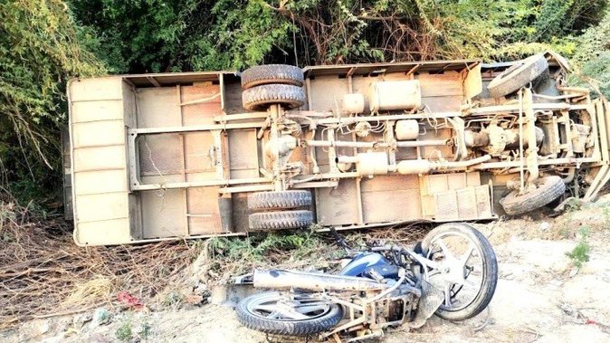 हरदोई : बस ने बाइक को मारी टक्कर, बच्चे सहित 4 की मौत, दस लोग घायल