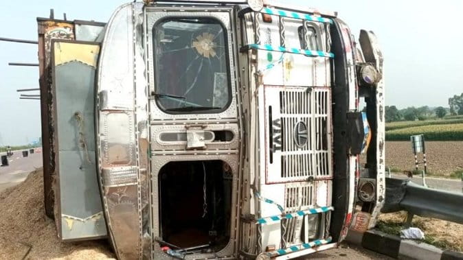एक्सप्रेसवे में पलटे ट्रक से डीसीएम टकराई, चालक की मौत