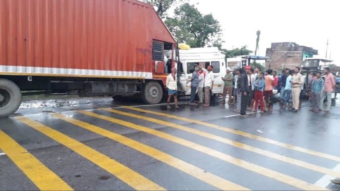 बहराइच में बड़ा सड़क हादसा, ट्रक और ट्रेवलर की भीषण टक्कर, हादसे में सात की मौत और 12 घायल