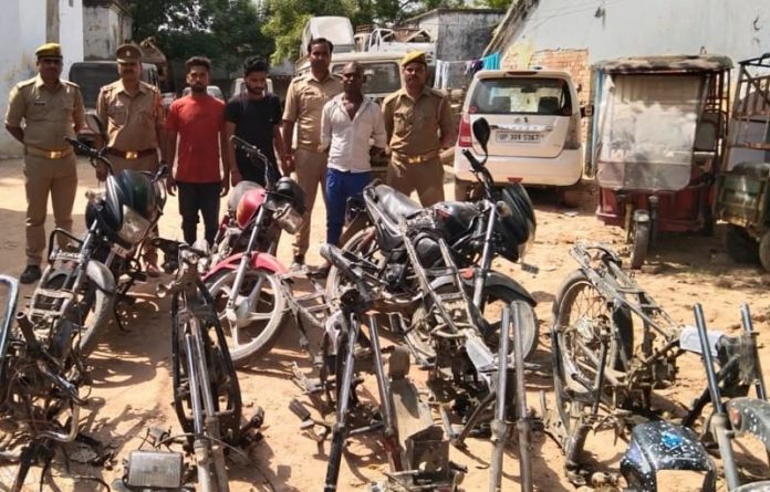 पुलिस ने तीन शातिर बाइक चोरों को किया गिरफ्तार