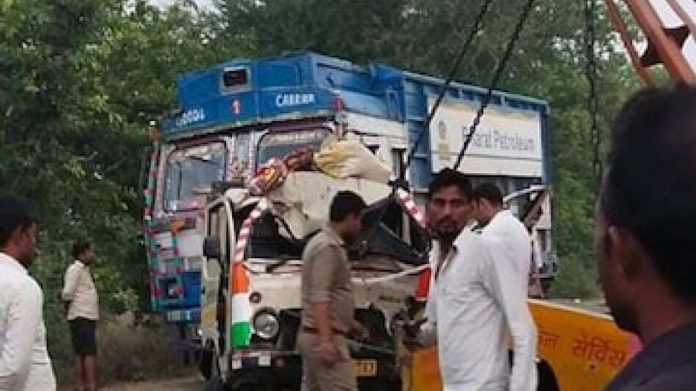 Pilibhit News: पीलीभीत में भीषण सड़क हादसा, 10 लोगों की दर्दनाक मौत