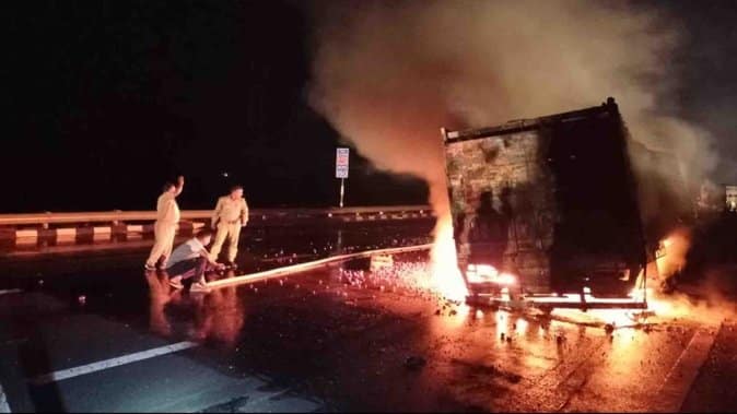 Kannauj: एक्सप्रेस-वे पर ट्रक बना आग का गोला,ड्राईवर बाल-बाल बचा
