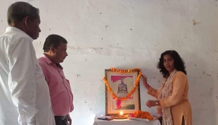 मर शहीद मेजर पंकज पांडे जी की प्रथम पुण्यतिथि पर आज डॉ राम मनोहर लोहिया महाविद्यालय अल्लीपुर हरदोई के छात्र छात्राओं ने उनके चित्र पर पुष्प अर्पित कर उन्हें नमन किया एवं उन्हें भावभीनी श्रद्धांजलि अर्पित की।