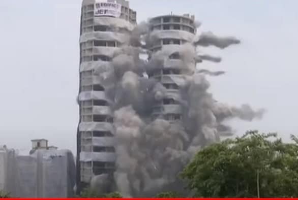 ध्वस्त हुए 300 करोड़ के Twin Towers, धुएं के गुबार में डूबा नोएडा