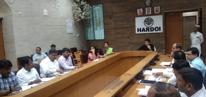 Hardoi News: सभी विभाग वसूली लक्ष्य के अनुरूप प्रगति लायेः-जिलाधिकारी