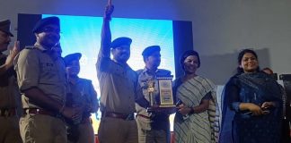 पुलिस विभाग ने जीता प्रश्नोत्तरी प्रतियोगिता का फाइनल, सीडीओ ने किया सम्मानित