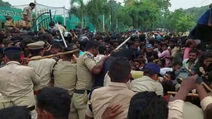 हैदराबाद: तीसरे IND vs AUS टी-20 मैच के टिकटों के लिए भगदड़, पुलिस ने किया लाठीचार्ज