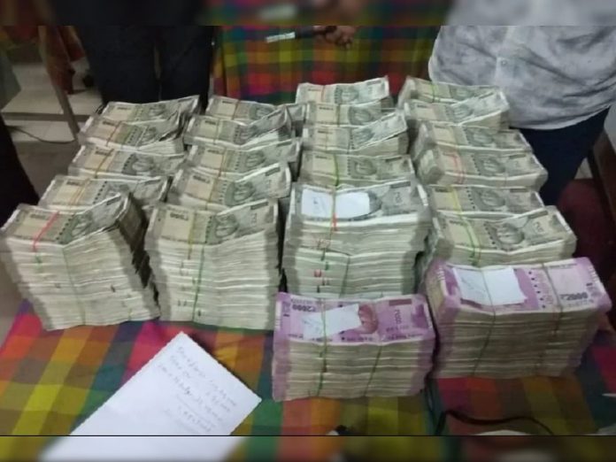 लखनऊ: दो हवाला कारोबारी गिरफ्तार, 1.71 करोड़ रुपये बरामद