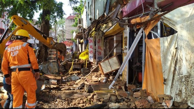 Prayagraj News: बारिश के दौरान मकान का छज्जा गिरा, मलबे में दबकर 4 लोगों की मौत