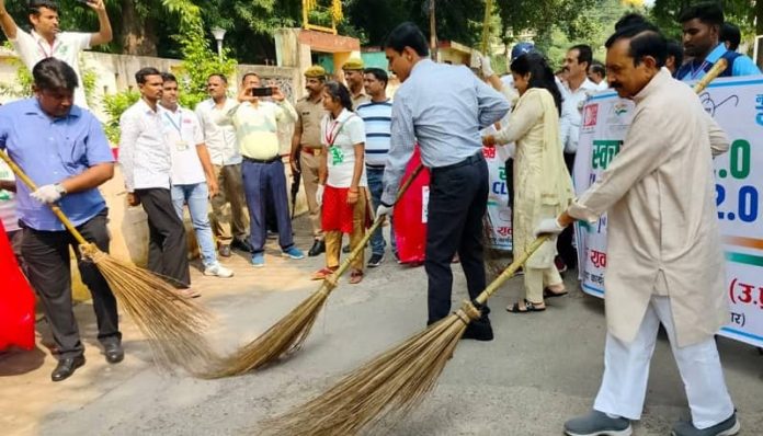स्वच्छ भारत अभियान 2.0 का शुभारंभ कलेक्ट्रेट परिसर में किया गयाः-जिलाधिकारी