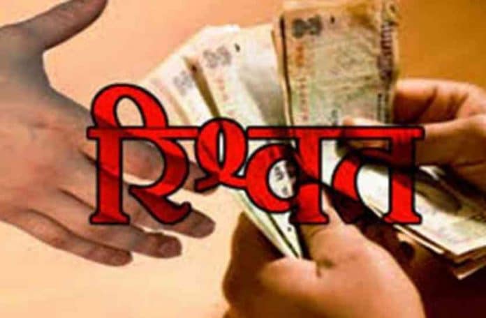 Lucknow News: रिश्वत के 1.24 लाख लेते रंगे हाथ लेखपाल गिरफ्तार