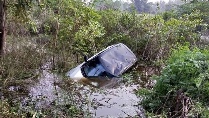 हरदोई: बेकाबू कार 10 फिट गहरे गड्ढे में गिरी, तीन दोस्तों की दर्दनाक मौत