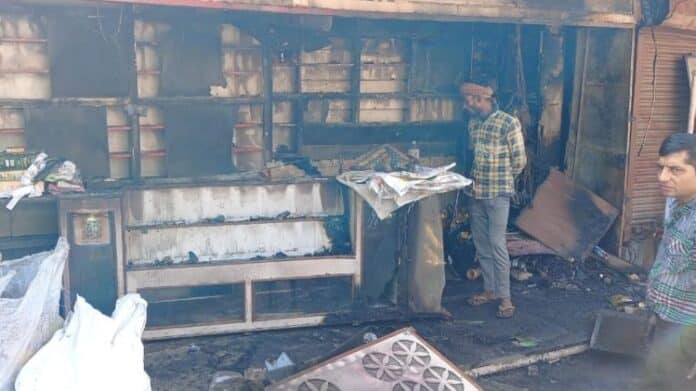 Sitapur: शॉर्ट सर्किट से दुकान में लगी आग, 10 लाख का सामान जलकर राख