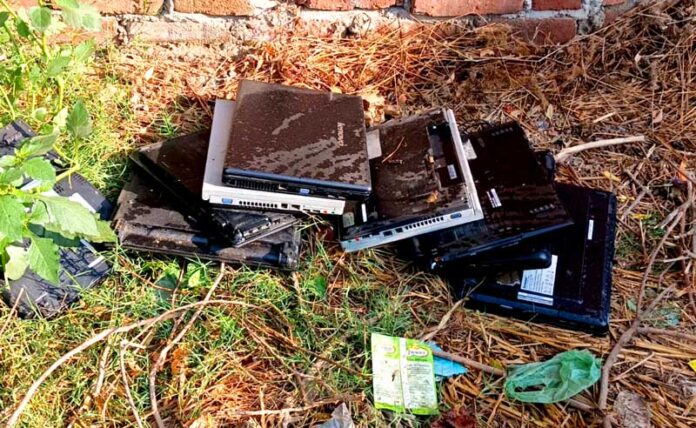 हरदोई: झाड़ियों में पड़े मिले 9 लैपटॉप, जांच में जुटी पुलिस