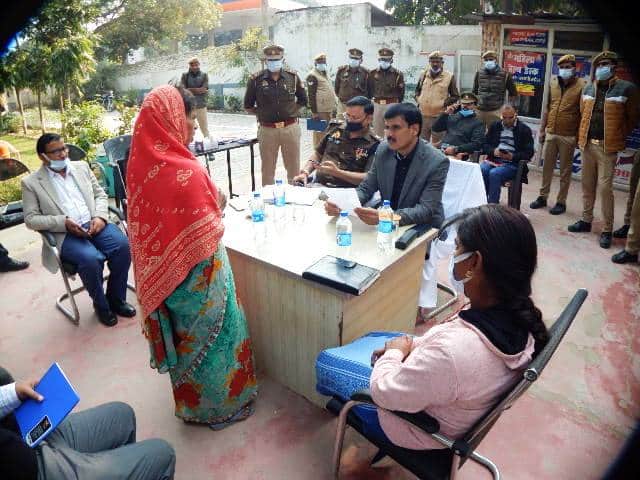 Hardoi News: समाधान दिवस: गरीब महिला की जमीन पर अवैध कब्जे की शिकायत पर डीएम हुए नाराज