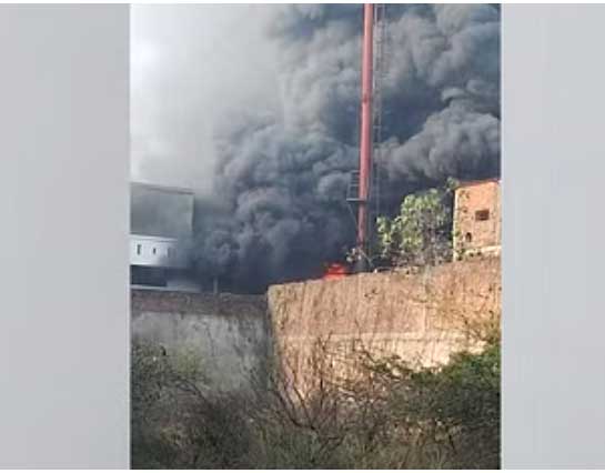 नमकीन फैक्टरी में लगी आग, दमकल की 6 गाड़ियां आग बुझाने में जुटीं