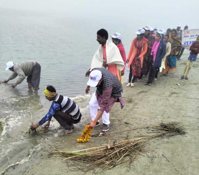 Hardoi news: गंगा दूतों ने किया योग, स्वच्छता, आरती और वृक्षारोपण