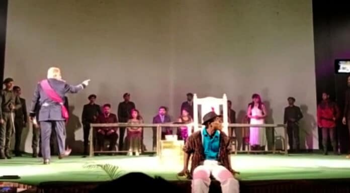 Hardoi news: रसखान प्रेक्षागृह में नाटक 'किंग लेयर' का हुआ मंचन